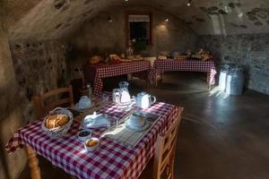 regata italia 2019 mesa de desayuno en cortijo de piedra rural foto
