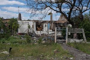 kharkiv, ucrania - 04 de mayo de 2022. guerra en ucrania 2022. edificio residencial destruido, bombardeado y quemado después de misiles rusos en el campo de kharkiv ucrania. ataque ruso a ucrania foto