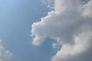 cielo azul y nubes en vacaciones, para el fondo. foto