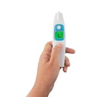 mano sosteniendo el termómetro para escanear la fiebre sobre fondo blanco. foto