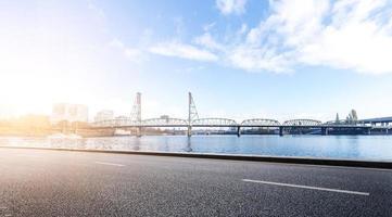 paisaje de edificios y carreteras de la ciudad foto