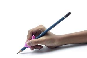 la mano de los niños atrapando el lápiz con silicona ayuda a capturar correctamente el lápiz de los niños con una escritura ergonómicamente correcta. aislado sobre fondo blanco. foto