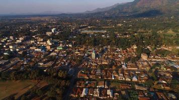 Luftaufnahme der Stadt Morogoro, Tansania video