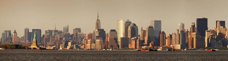 manhattan de la ciudad de nueva york con la estatua de la libertad foto