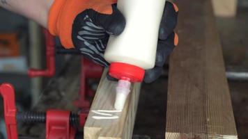 träarbetare applicerar lim på arbetsstycket med en orm video