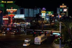 las vegas, nevada, estados unidos, 2010. la franja iluminada por la noche en las vegas foto