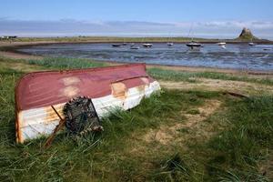 Lindisfarne, Holy Island, Northumberland, Reino Unido, 2010. Bote de remos volcado en Holy Island foto