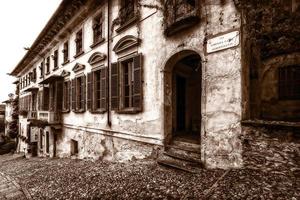 orta san giulio, piamonte, italia, 2008. un edificio en via corinna caire albertoletti en orta san giulio foto