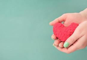 manos con corazón rojo, cuidado de la salud, amor, donación de órganos, día mundial del corazón, día mundial de la salud, día nacional del donante de órganos foto