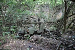 Coche en la zona de exclusión de Chernobyl, Ucrania foto