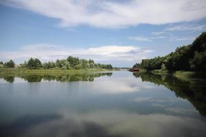 lago en pripyat en la zona de exclusión de chernobyl, ucrania foto