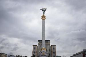 monumento a la independencia en maidan nezalezhnosti en kiev, ucrania foto