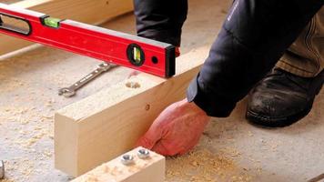 instalación de un piso de madera de troncos sobre montantes en el nivel hidráulico. instalación del piso áspero en el piso de concreto de la casa, reparación de la casa con sus propias manos, bricolaje. camara lenta video