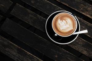 café con leche caliente en la mesa de madera vieja foto