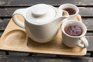 hora del té en la mesa de madera vieja. foto
