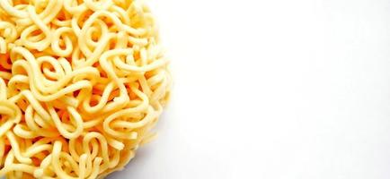 fideos instantáneos sin cocer con espacio negativo aislado en el fondo del estudio blanco gris. diseño de fondo de alimentos. adecuado para la promoción de la industria y empresa de alimentos y bebidas, publicidad de alimentos. foto