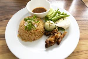 arroz frito al curry con verduras foto