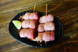 hongos enoki, envueltos en tocino a la parrilla foto