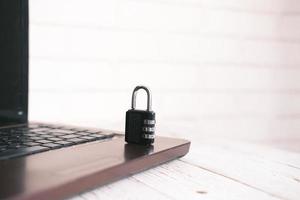 Concepto de seguridad en Internet con candado en el teclado de la computadora foto