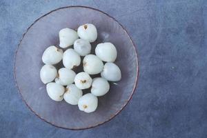 lichi, fruta, en, un, tazón, en, fondo negro foto