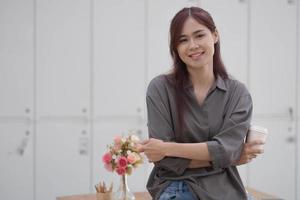 retrato de diseñadora gráfica mujer asiática creativa en el lugar de trabajo del artista. foto