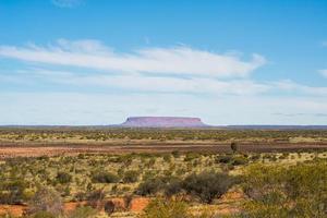 monte conner uno de los espectaculares paisajes del interior australiano en el estado del territorio del norte de australia. Mount Conner es un distintivo monolito cubierto de arenisca con la parte superior plana. foto