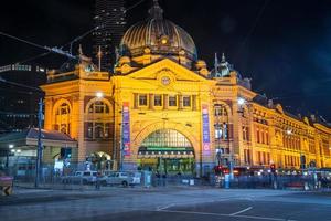 melbourne, australia - 07 de junio de 2015 - estación de la calle flinders un hito icónico de melbourne, australia en la noche. foto