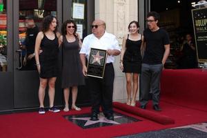 los angeles, 18 de agosto - danny devito, con su esposa rhea perlman, y sus hijos en la ceremonia cuando danny devito recibe una estrella en el paseo de la fama de hollywood el 18 de agosto de 2011 en los angeles, ca foto