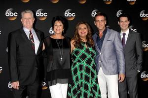 los angeles, 15 de julio - sam mcmurray, terri hoyos, cristela alonzo, carlos ponce, andrew leeds at the abc july 2014 tca at beverly hilton on july 15, 2014 in beverly hills, ca foto