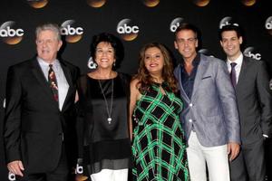 los angeles, 15 de julio - sam mcmurray, terri hoyos, cristela alonzo, carlos ponce, andrew leeds at the abc july 2014 tca at beverly hilton on july 15, 2014 in beverly hills, ca foto