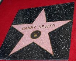 los angeles, 18 de agosto - danny devito wof estrella en la ceremonia cuando danny devito recibe una estrella en el paseo de la fama de hollywood el 18 de agosto de 2011 en los angeles, ca foto