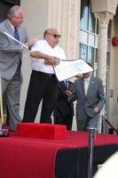 los angeles, 18 de agosto - danny devito en la ceremonia cuando danny devito recibe una estrella en el paseo de la fama de hollywood el 18 de agosto de 2011 en los angeles, ca foto