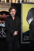 los angeles, 7 de mayo - tim burton llega a las sombras oscuras, estreno de los angeles en el teatro chino graumans el 7 de mayo de 2012 en los angeles, ca foto