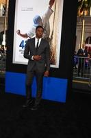 los angeles, 9 de abril - chadwick boseman llega al estreno de 42 en el teatro chino el 9 de abril de 2013 en los angeles, ca foto