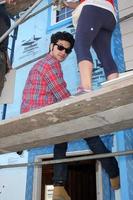 los angeles, 25 de octubre - ben schwartz en el hábitat para la humanidad construido por showtimes house oflies and desvergonzado en magnolia blvd el 25 de octubre de 2014 en lynwood, ca foto