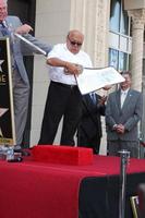 los angeles, 18 de agosto - danny devito en la ceremonia cuando danny devito recibe una estrella en el paseo de la fama de hollywood el 18 de agosto de 2011 en los angeles, ca foto