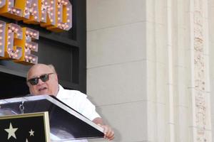 los angeles, 18 de agosto - danny devito en la ceremonia cuando danny devito recibe una estrella en el paseo de la fama de hollywood el 18 de agosto de 2011 en los angeles, ca foto