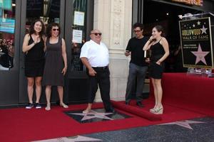 los angeles, 18 de agosto - danny devito, con su esposa rhea perlman, y sus hijos en la ceremonia cuando danny devito recibe una estrella en el paseo de la fama de hollywood el 18 de agosto de 2011 en los angeles, ca foto