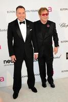 los angeles, 24 de febrero - david amueblar, elton john llega a la fiesta de visualización de los premios de la academia número 21 de la fundación elton john aids en el parque de west hollywood el 24 de febrero de 2013 en west hollywood, ca foto