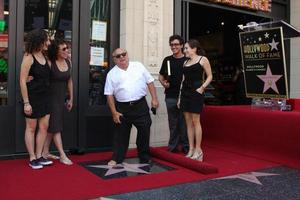 los angeles, 18 de agosto - danny devito, con su esposa rhea perlman, y sus hijos en la ceremonia cuando danny devito recibe una estrella en el paseo de la fama de hollywood el 18 de agosto de 2011 en los angeles, ca foto