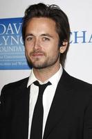 los angeles, 3 de diciembre - justin chatwin en el 3er cambio anual comienza en beneficio en el lacma el 3 de diciembre de 2011 en los angeles, ca foto