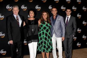 los angeles, 15 de julio - sam mcmurray, terri hoyos, cristela alonzo, carlos ponce, andrew leeds at the abc july 2014 tca at beverly hilton on july 15, 2014 in beverly hills, ca foto