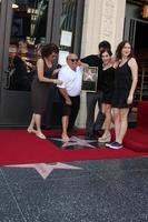 los angeles, 18 de agosto - danny devito, con su esposa rhea perlman, y sus hijos en la ceremonia cuando danny devito recibe una estrella en el paseo de la fama de hollywood el 18 de agosto de 2011 en los angeles, ca foto