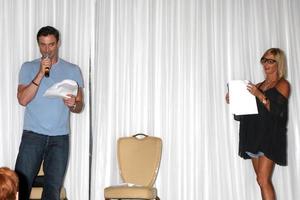 los angeles, 25 de agosto - daniel goddard, fan haciendo una escena de un guion de ynr en el evento de fans de goddard y khalil en el hotel universal sheraton el 25 de agosto de 2013 en los angeles, ca foto