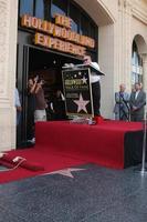 los angeles, 18 de agosto - danny devito en la ceremonia cuando danny devito recibe una estrella en el paseo de la fama de hollywood el 18 de agosto de 2011 en los angeles, ca foto