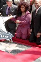 los angeles, 19 de mayo - chaka kahn en la ceremonia de la estrella del paseo de la fama de hollywood chaka kahn en hollywood blvd el 19 de mayo de 2011 en los angeles, ca foto