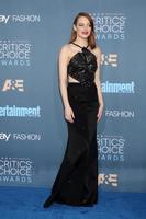 los angeles, 11 de diciembre - emma stone en la 22a entrega anual de premios de elección de críticos en barker hanger el 11 de diciembre de 2016 en santa monica, ca foto