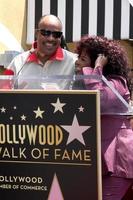 los angeles, 19 de mayo - stevie wonder, chaka kahn en la ceremonia de la estrella del paseo de la fama de hollywood chaka kahn en hollywood blvd el 19 de mayo de 2011 en los angeles, ca foto