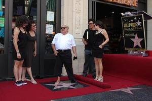 los angeles, 18 de agosto - danny devito, con su esposa rhea perlman, y sus hijos en la ceremonia cuando danny devito recibe una estrella en el paseo de la fama de hollywood el 18 de agosto de 2011 en los angeles, ca foto