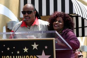 los angeles, 19 de mayo - stevie wonder, chaka kahn en la ceremonia de la estrella del paseo de la fama de hollywood chaka kahn en hollywood blvd el 19 de mayo de 2011 en los angeles, ca foto